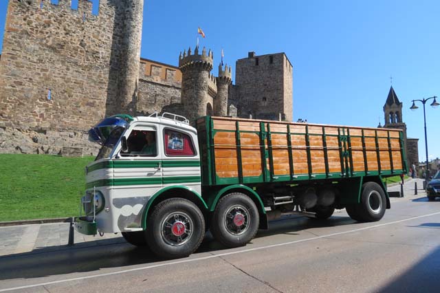 Este Pegaso en origen tenía 165 CV y un cambio de dos palancas que lo bautizó como el